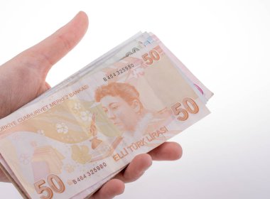Turksh Lirası banknotlar beyaz arka plan üzerinde tutan el