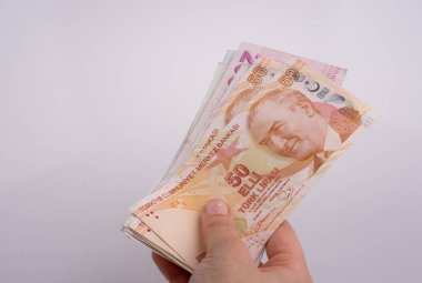 Turksh Lirası banknotlar beyaz arka plan üzerinde tutan el