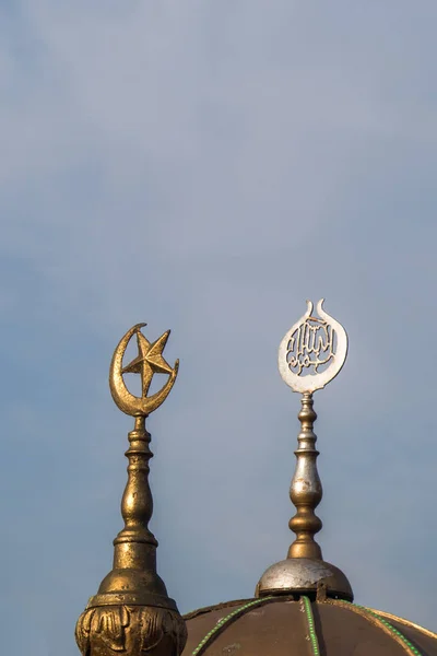 Metal islamic crescent moon icon