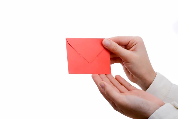 Main Tenant Une Enveloppe Rouge Sur Fond Blanc — Photo