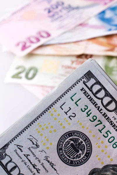 美国美元纸币和 Turksh 里拉钞票在白色背景上肩并肩 — 图库照片