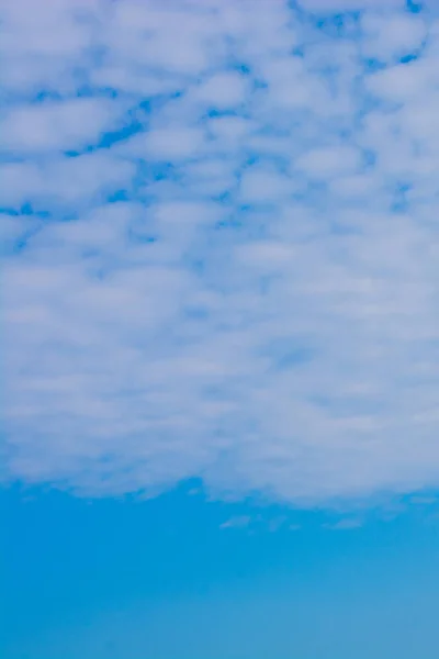 Céu Azul Coberto Branco Nuvens — Fotografia de Stock