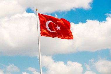 Türk ulusal bayrağı açık havada sallanıyor