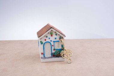 Manzaranın arka planında küçük model ev