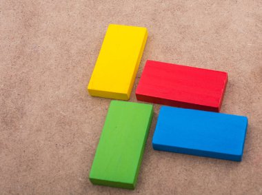 Kahverengi arka planda tahta bloklar