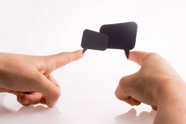 Diyalog kutuları beyaz bir arka planda tutan el