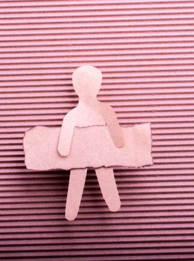 Kağıt adam elinde yanmış kağıt tutuyor.