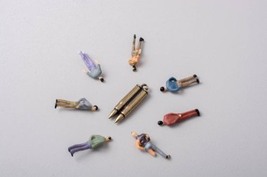 Mermi 'nin etrafındaki adamlar savaş fotoğrafçılığına karşı Kavramsal olarak tasvir ediyorlar.