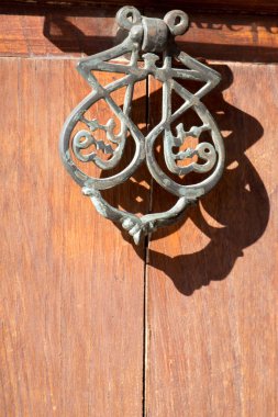 Metalden yapılmış eski el yapımı sedirli kapı kolu.