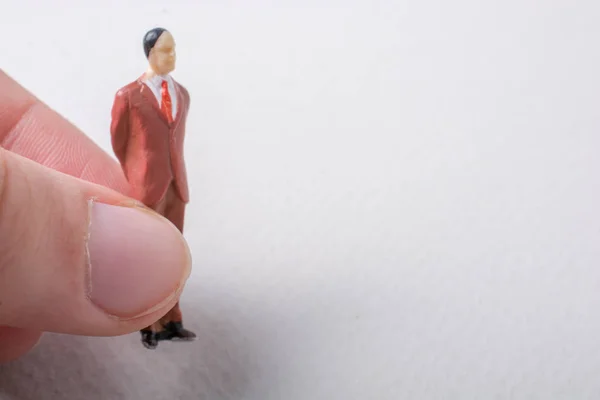 Malutka Figurka Miniaturowego Modelu Człowieka Ręku — Zdjęcie stockowe