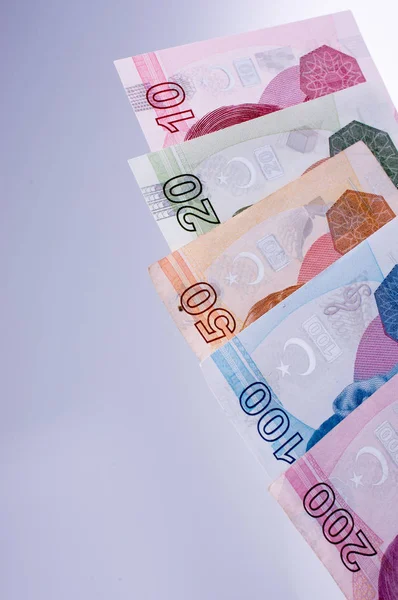 Turksh Lira钞票在白色背景上肩并肩 — 图库照片