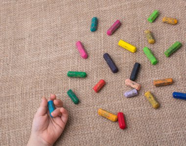 Renkli boya kalemi ve bir tutan bir küçük çocuklar el kullanılan