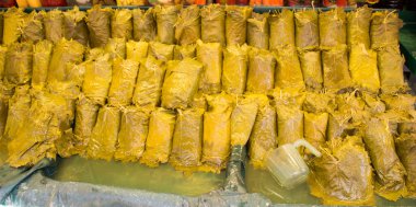 Gıda arkaplanı olarak üzüm yaprakları pazarda