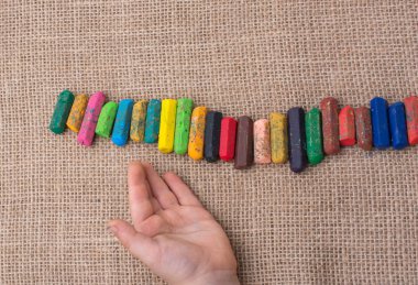 Yeni yürümeye başlayanlar boya kalemlerini tuval üzerine diziyorlar.