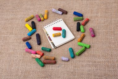 Tuval üzerinde çeşitli renklerde boya kalemleri