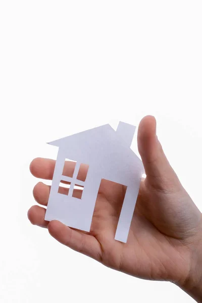 Hand Met Een Geïsoleerde Papier Huis Met Een Witte Achtergrond — Stockfoto