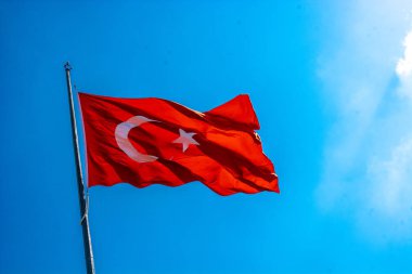 Türk ulusal bayrağı açık havada bir direğe asılı