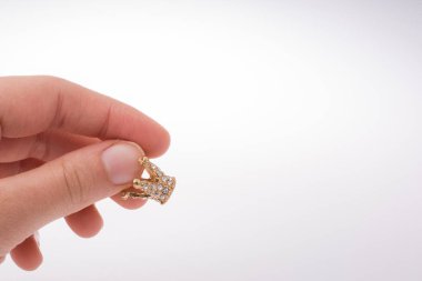 Elinde küçük bir manken tacı tutarken