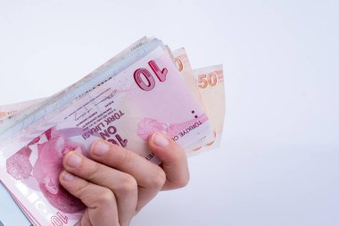 Turksh Lirası banknotlar beyaz arka plan üzerinde tutan el
