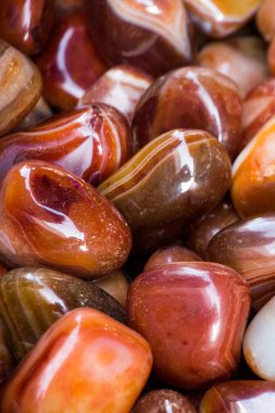 Belli bir tipte doğal mineral değerli taşlar.