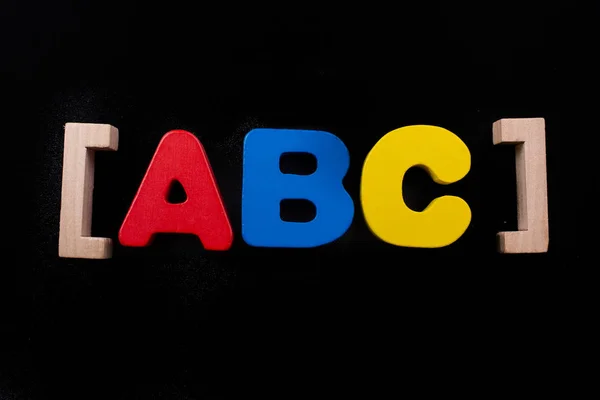 カラフルなAbc木材で作られたアルファベットの文字 — ストック写真