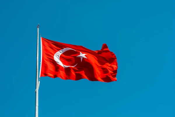 Турецкий Национальный Флаг Висит Шесте Открытым Небом — стоковое фото