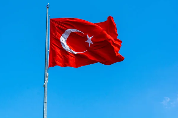 Türkische Nationalflagge Hängt Unter Freiem Himmel Einer Stange — Stockfoto