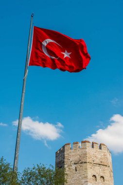 Bir kule üzerinde açık havada Türk ulusal bayrak asmak