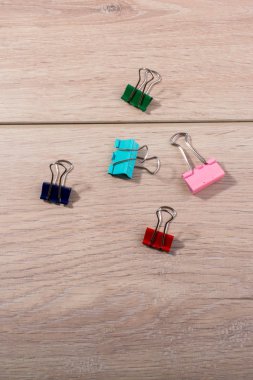 Görünürde saplı metalik cilt kliplerinin resmi