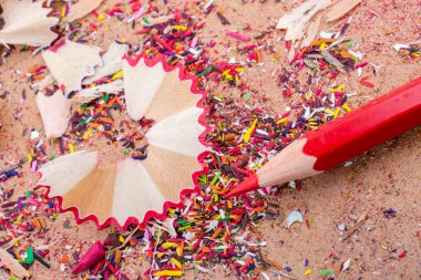 Kalem talaşlarının üzerine kırmızı renkli kalem.