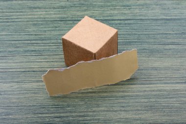 Tahta dokuda yırtık kağıt ve kağıt kutu küpü