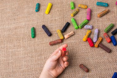 Renkli boya kalemi ve bir tutan bir küçük çocuklar el kullanılan