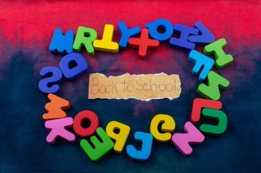 Yırtık bir kağıt parçasıyla okula geri döndüm.