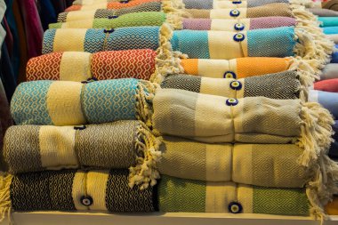 Çeşitli renk ve tipte renkli kumaş örnekleri