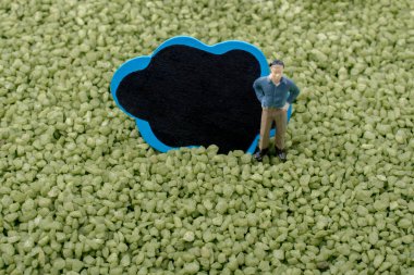 İnsan ve hakları kurulu kum üzerinde küçük heykelcik