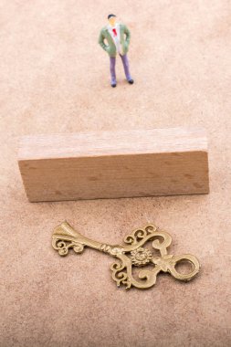 Retro tarz anahtar arkasında heykelcik duran