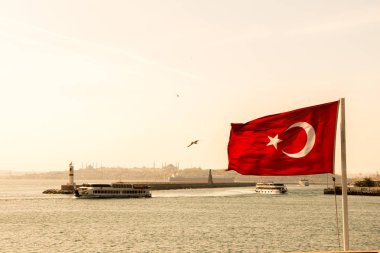 Türk ulusal bayrağı açık havada bir direğe asılı