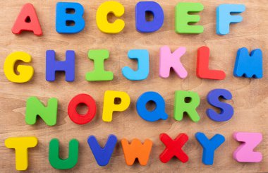 Tahtadan yapılmış renkli alfabe harfleri