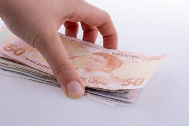 Turksh Lirası banknotlar beyaz arka plan üzerinde tutan el