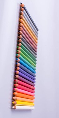 Beyaz arkaplana çeşitli renklerin renk kalemleri