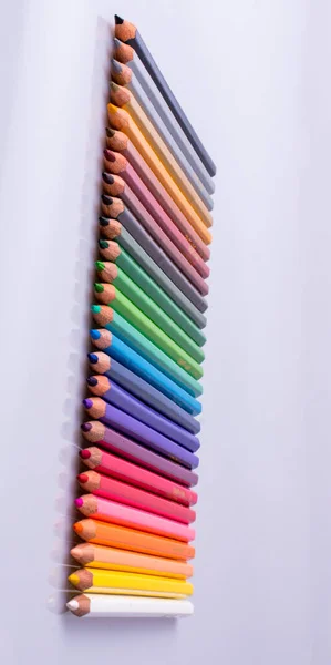 Színes Ceruzák Különböző Színekben Elhelyezett Fehér Háttér — Stock Fotó