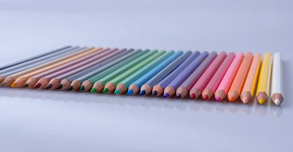 Beyaz Arkaplana Çeşitli Renklerin Renk Kalemleri — Stok fotoğraf