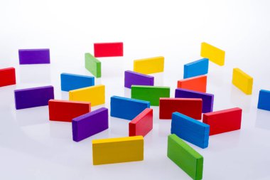 Beyaz arkaplanda renkli dominolar