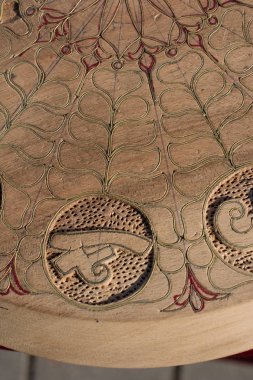 Osmanlı zamanının tahta üzerindeki çiçek desenli sanat örneği