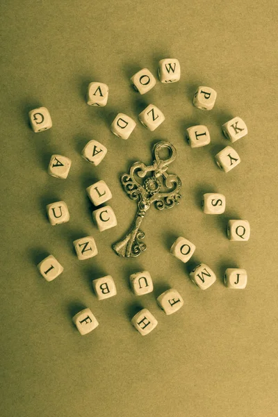 用木制的字母立方体围绕复古键 — 图库照片