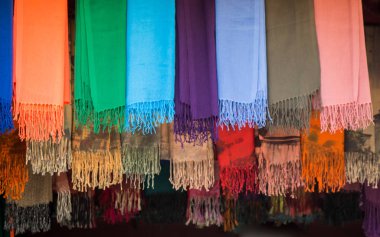 Türkçe geleneksel nakış işlemeli kadın eşarbı