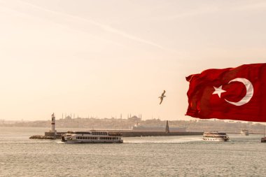 Türk ulusal bayrağı açık havada bir direğe asılı