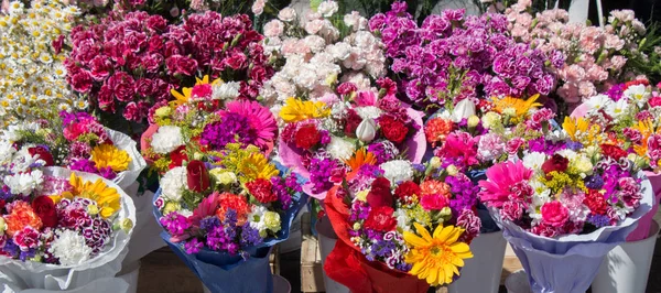 Fiori Freschi Colorati Vaso Nel Mercato Floreale — Foto Stock