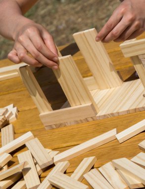 Elde tutulan ahşap yapboz elementi