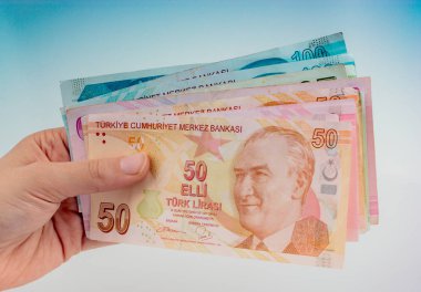 Turksh Lirası banknotlar beyaz arka plan üzerinde tutan el